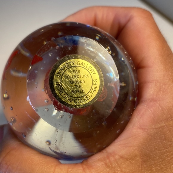 Dynasty Gallery Heirloom Collectibles Glass Paperweight - Picture 4 of 8